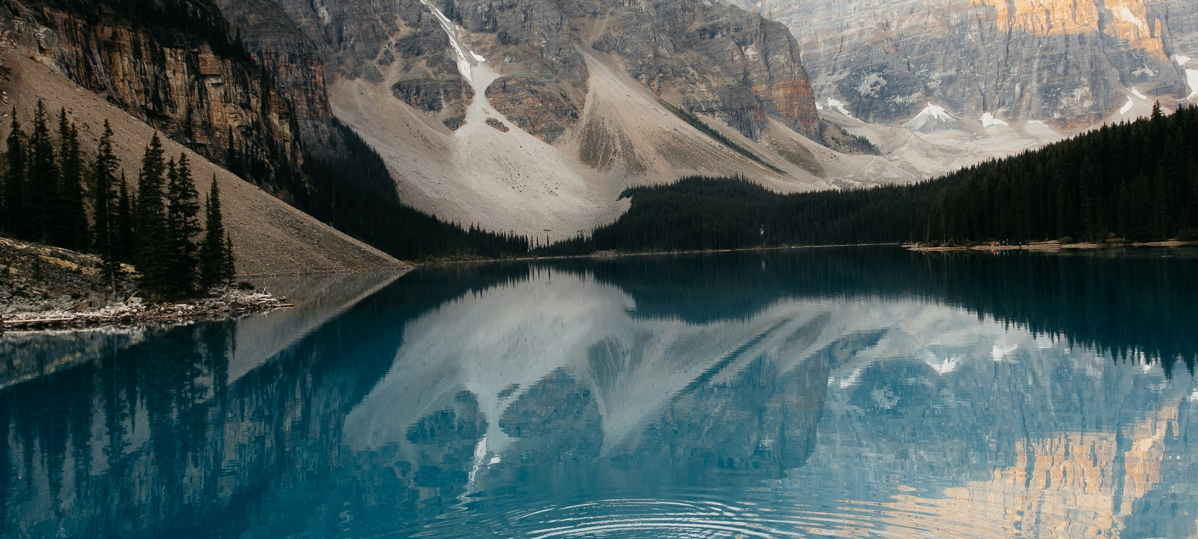 夏季梦莲湖（Moraine Lake）与落基山脉十峰谷，班夫国家公园阿尔伯塔